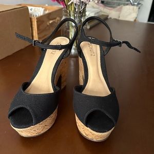 SCHUTZ Sandalia Salto Alto Wedges in Cork/Black - 9.5